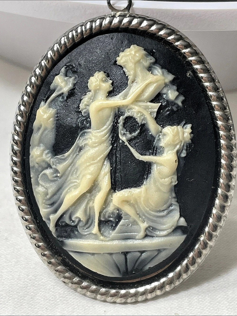 Cameo pendant in Black & Silver